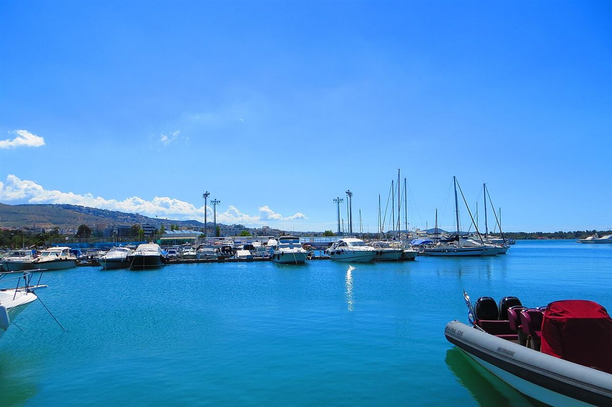 Η μαρίνα της Γλυφάδας με τα σκάφη αναψυχής, σημείο της Αθηναϊκής Ριβιέρας όπου κλείνονται outcall ραντεβού με call girls στη Γλυφάδα